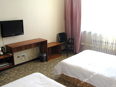 机场路龙凤家园南门，繁华生活的优质选择